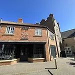 Old And New England - Two 3 Bedroom Nearby - Part Of The The Bay Village With Pool, Gym And Direct Access, Pub, Restaurant, Tennis And Meadows Walks Holiday home Filey