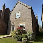 Holiday home Old And New England - Two 3 Bedroom Nearby - Part Of The The Bay Village With Pool, Gym And Direct Access, Pub, Restaurant, Tennis And Meadows Walks